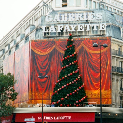 Holiday Tree, Galeries Lafayette, Paris, 20001.And the season begins!