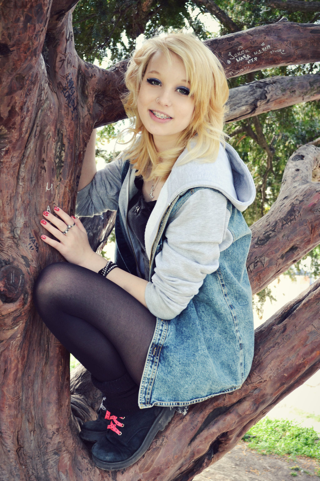 hotnsexy-teens:  Tree climbing in braces #Babes, #HotSexyGirls, #SexyTeens, #TeenGirls