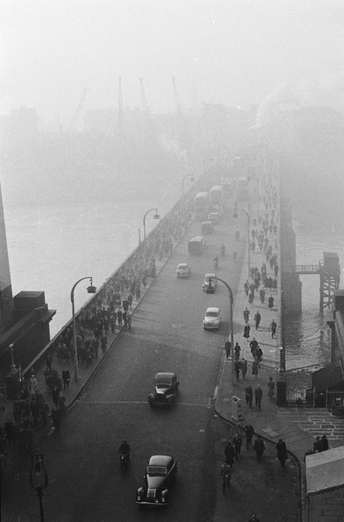 undr:Werner Rings. City workers coming across London Bridge. 1955