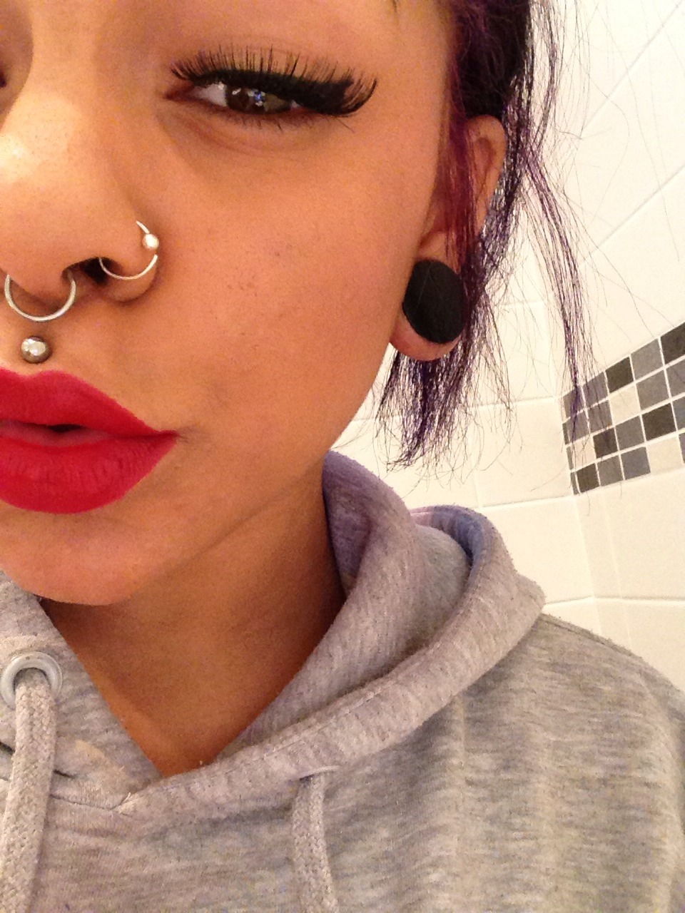 mia-redworth:  klusterfvk:  mia-redworth:  Look how perfect my skin looks, thank