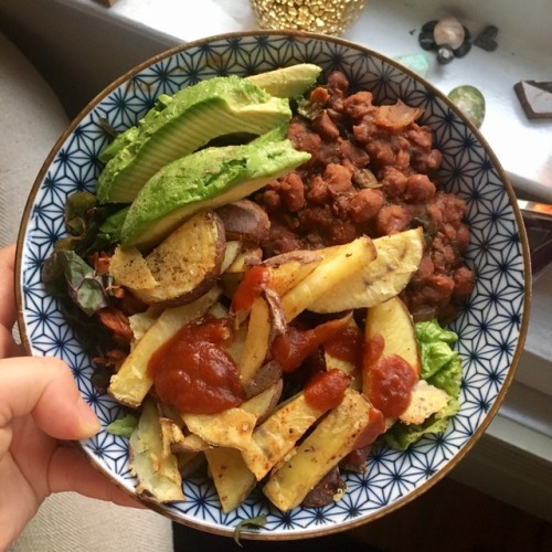 Homemade baked beans, with potato wedges! On a big bed of lettuce And of course some avo