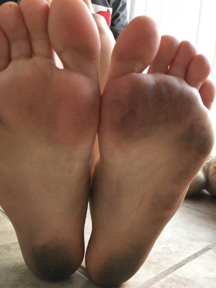 cutewifefeet:  My wifes dirty feet.