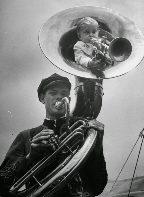 theartofshow:Trumpet player inside a tuba. Czech Hamid-Morton Circus, 1940s