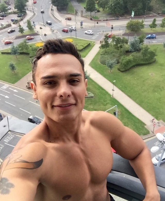 colungafrank:  Age: 24 Sexuality: Bi Sexual Height: 1.80 Weight: 79kg 12st6 174lb