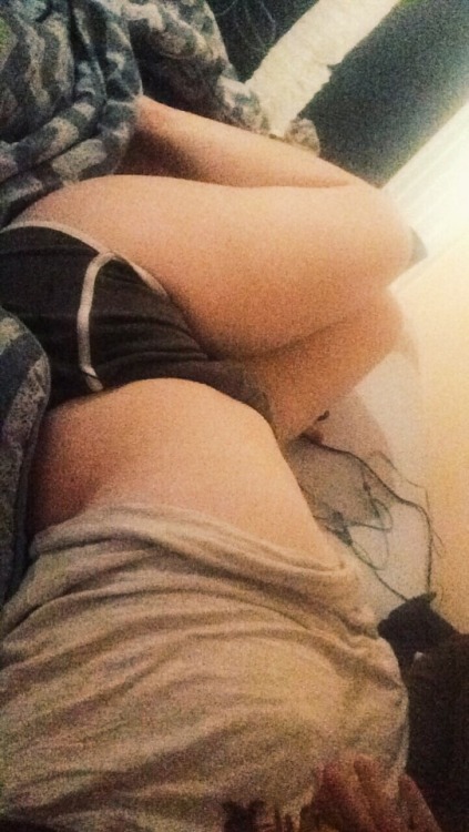 trainyourfemale: Technically sfw but here’s me laid up being boorrreeedd