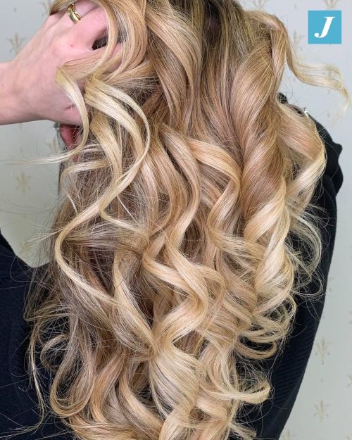 Un'ondata di lucentezza ✨ Degradé Joelle. #hairart #lovehair #hairstyle #hairartist #hairideas #hai