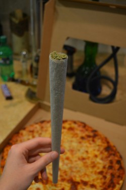 ceebust-:  Pizza weed ♥ 