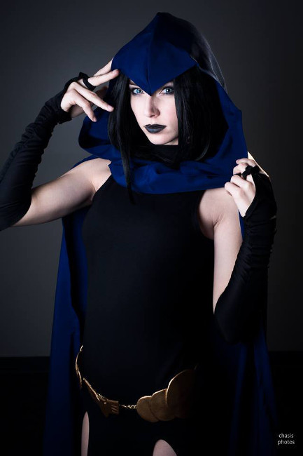 allthatscosplay:  This Raven-ous Beauty Will Set Your Heart A-flightView the full