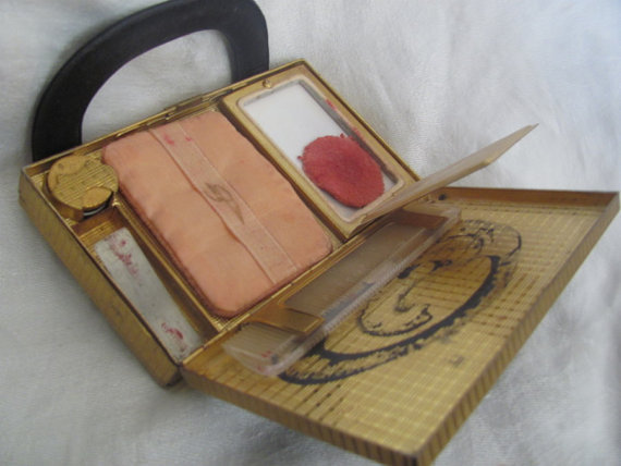 zynab1929:  1920s compact purses - girls would carry their powder, rouge and/or lipstick
