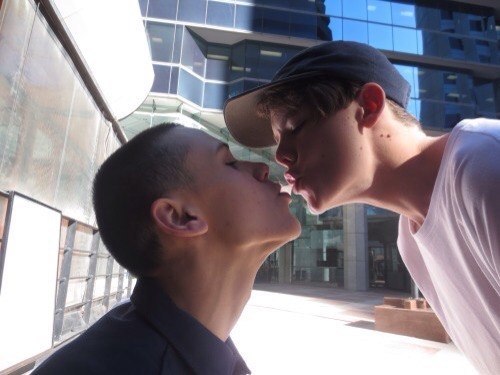 omgaylove:  http://omgaylove.tumblr.com/