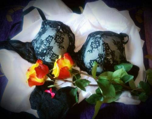 XXX brujitalove:Black bra and roses photo