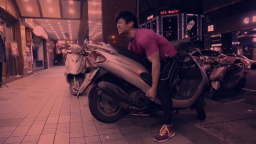 halfguardaroundtheworld:  joeperdepoepie:  “No gym? I’ll lift the world!”  This dude 