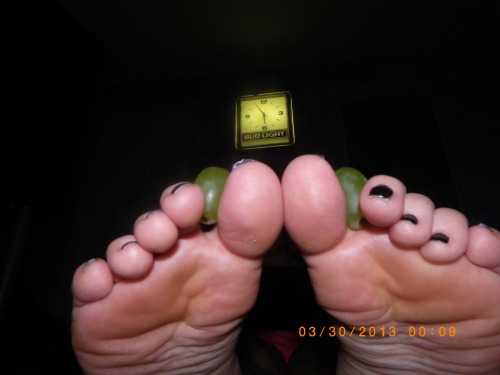 anniehasprettyfeeetxo:  wanna bite?