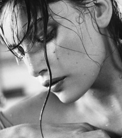 babinus:  Bouclettes &amp; Gouttes d’Eau… una-lady-italiana:  Laetitia Casta by Sylvie Lancrenon 