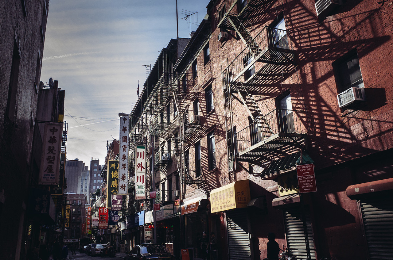 曼哈顿华埠
CHINATOWN
There is nothing quite like China Town.
Loud, noisy, and dirty, China Town represents the real New York.
It is a crush of humanity that is part tourist trap, part strip mall, and part dividing line.
Doyers Street, just a block long,...