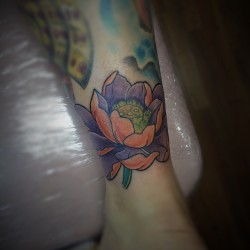 #Tattoo #Tatuaje #ink #loto #lotus #lototattoo #color #colors #inked #oriental #neo #tatuajes #naranja #morado #verde #amarillo #pierna #flor #flordeloto #venezuela #lara #barquisimeto #gabodiaz04