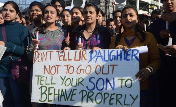 pressao:  A December 16 assault on a bus in New Delhi, which left a 23-year-old victim