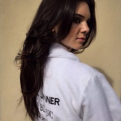 jenner-news:  lelisblanc: “Breaking News! 🚨 Tudo pronto por aqui com nossa nova garota, Kendall Jenner @kendalljenner para o Inverno 2015 Le Lis 😍♥️ #LeLisNewGeneration#GetReady”