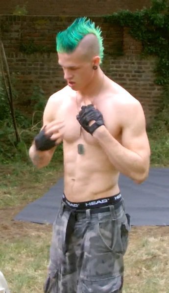 sadowrestler:  BRUTAL BACKYARD HEEL!    SEXY INDEED! 