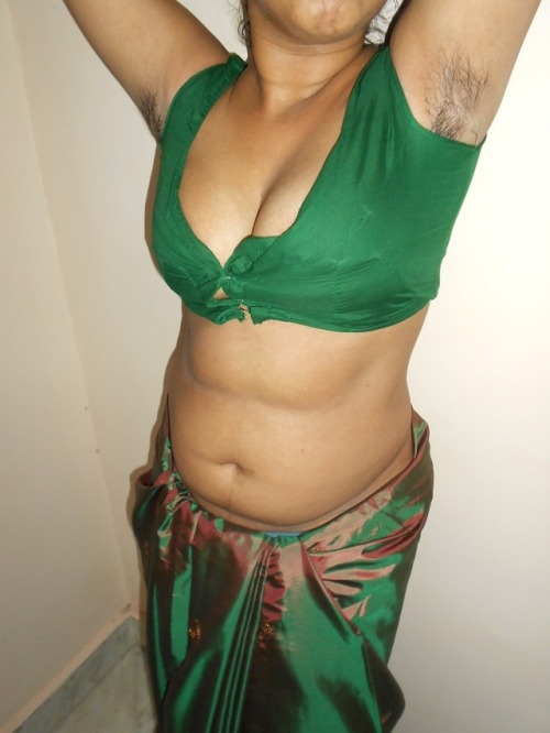 lazy969:  skill0:  Uff  waoo hott desi wife with biggg boobs with curvy figure 