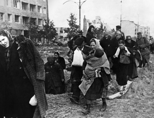 lamus-dworski:Inhabitants of the city of Warsaw during 1944 Warsaw Uprising, the major action of Pol