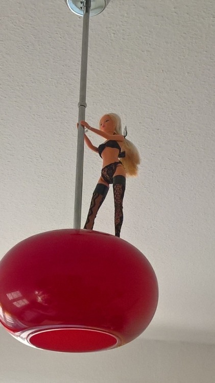 perverselustgeil:Stiptease Barbie….Hahahahaha!