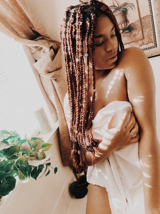 kingdopeness:  “If I told you that a flower bloomed from a dark room would you trust it?” 🌸 🌺 