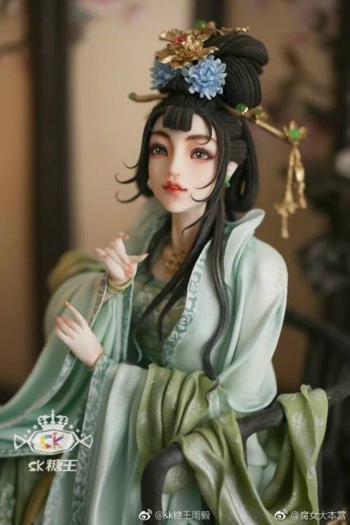 queensabriel: remo-ny: This is a cake.  This was made by Zhou Yi, a famous Chinese cake artist (nicknamed “Sugar King”) whose team just won several medals at the largest cake competition in the world. This exquisite cake, called “Lady in the