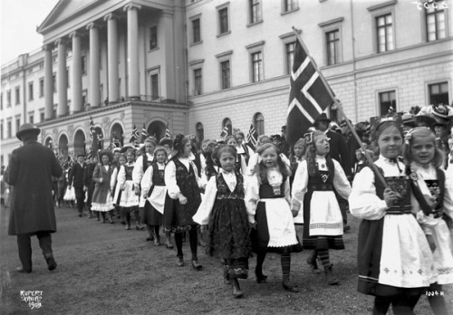 vintagenorway: The children’s parade during the May 17 celebrationsOslo, 1909