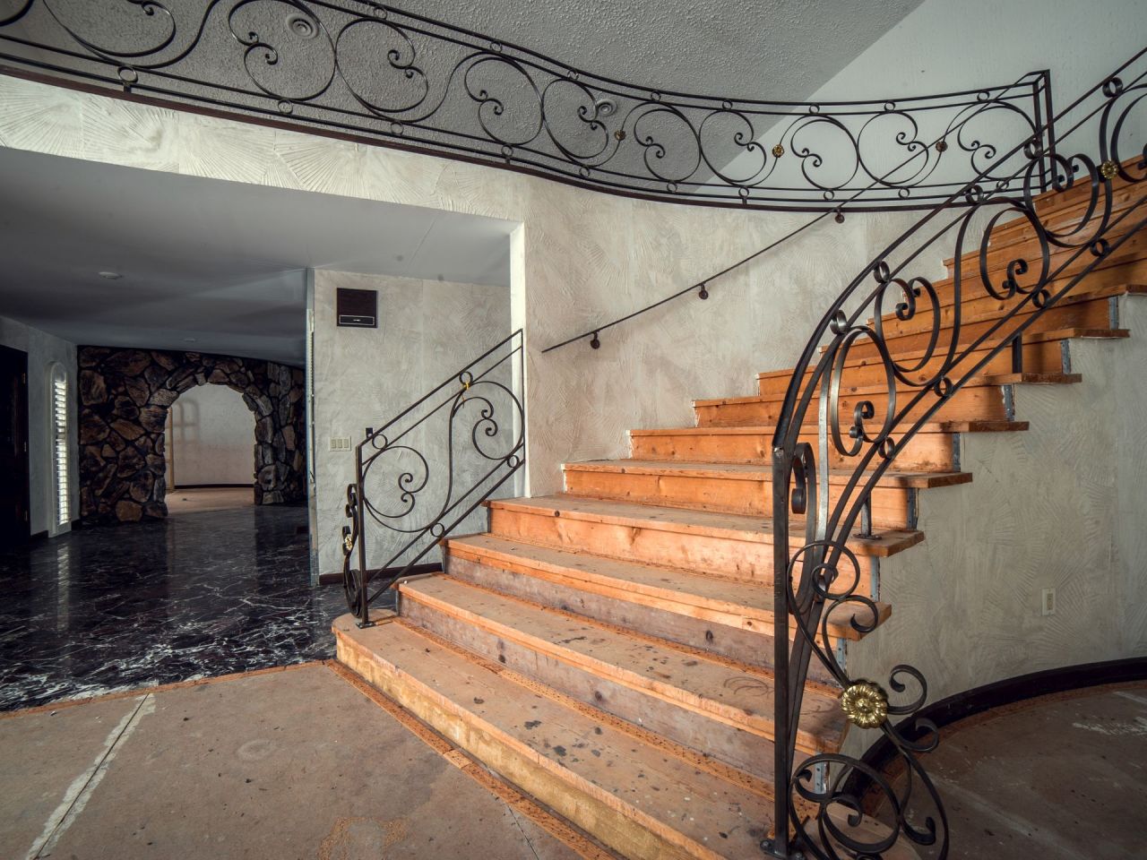 terrifiantus:The Abandoned Home of Mike TysonIn Ohio, this mansion has stood empty