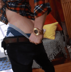 bromancebooty:Josh Levya getting his hot ass spanked