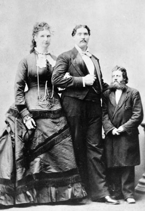 Anna Haining Swan était une géante (Mill Brook, Nouvelle Écosse, 7 août 1846 — Seville, Ohio, 5 août 1888). À l’âge de cinq ans, elle mesurait déjà 1,42 m et pesait plus de 45 kg. En 1862, elle se joint au P.T. Barnum’s American Museum,