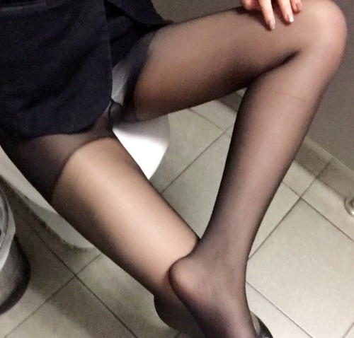 ttpanty: 專題前現在廁所嗨一下❤️❤️❤️