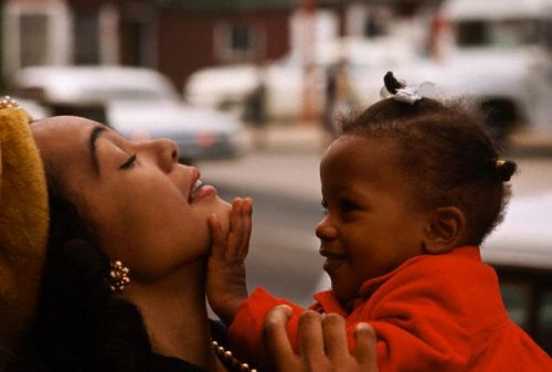 lostinurbanism:Coretta Scott King and her daughter, Bernice by Flip Schulke (1964)