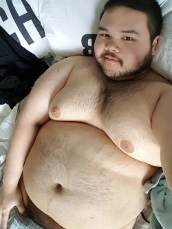 tubbytub4chubs:  pandamattic:  Took me a long time to love my curves. Now if only I could get over the stretch marks… 😥  You’re so fucking cute