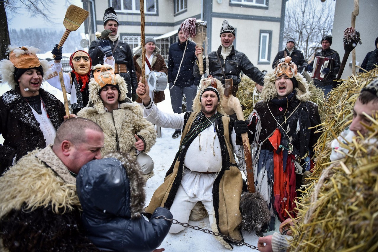 UCRANIA. La fiesta de invierno Malanka o Celebraciones del Año Viejo es uno de los festivales tradicionales más populares que se celebra cada año en el pueblo de Krasnoilsk, oeste de Ucrania en la víspera de Año Nuevo de acuerdo con el antiguo...