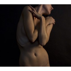 ericajay:  By Benjamin Kim, NYC #studio #model #figure #ribs #lighting