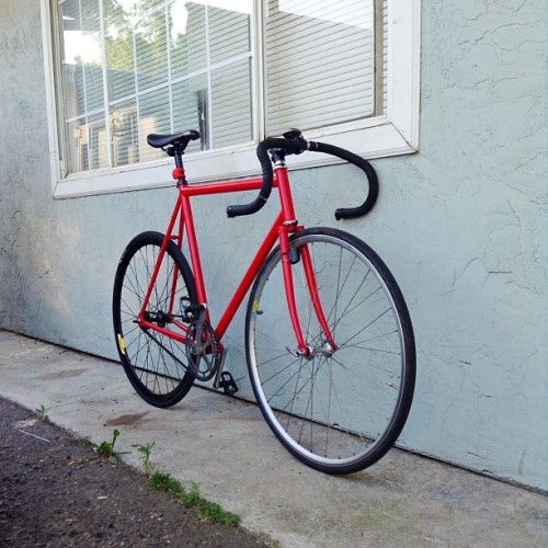 alexbflowing: The lil homie let me borrow his rear wheel for a while. Haven’t rode fixed for about 