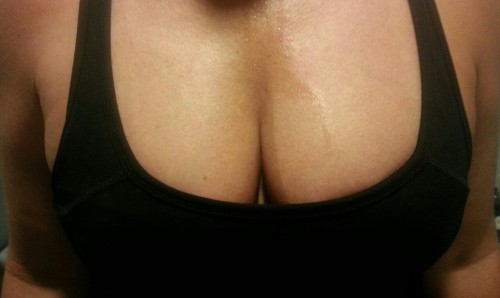sandyc4fun:  Sweaty titties at the gym 💪 