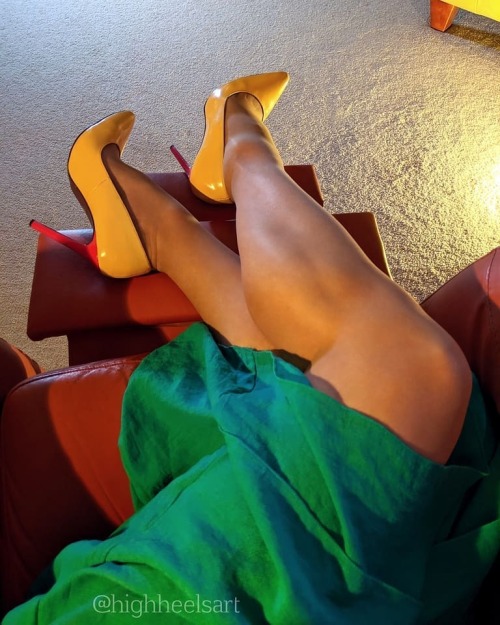 Going Green II#goinggreen #highheelsart #highheels #highheelpumps #yellowpumps #stockingsandheels #g