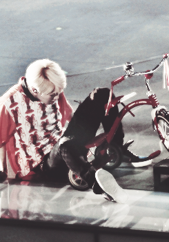 closetblinger:  lee jinki and the chronicles of riding a tricycle  