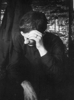 colecciones:Ian Curtis in TJ Davidson’s rehearsal room - Manchester, August 19, 1979. Photo by Kevin Cummins.
