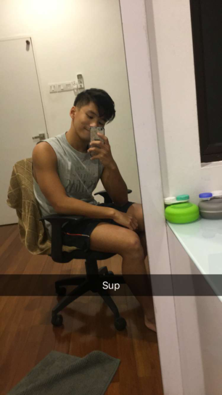 asianstr8guynudes:  Snapchat Bait Does anyone knows who he is? 😏🤙🏻