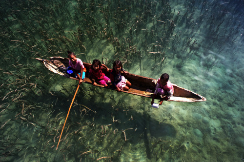 thegoddamazon: awkwardsituationist: BAJAU LAUT: LAST OF THE SEA NOMADS the bajau laut are some of th