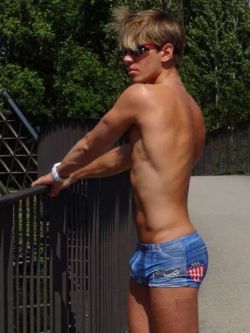 waistbandboy:  Those are some cute trunks!