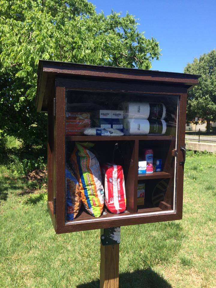 sixpenceee:The Little Free Pantry in Fayetteville, Arkansas gives the community a