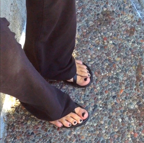 Part 3. Candid face, feet and body of my horny blonde coworker while she talked about Vegas and abou