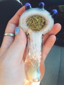 hemptrss:  princessdabber:  kiefy bowl packed for the drive to Capitola~*  This pipe is magnificent