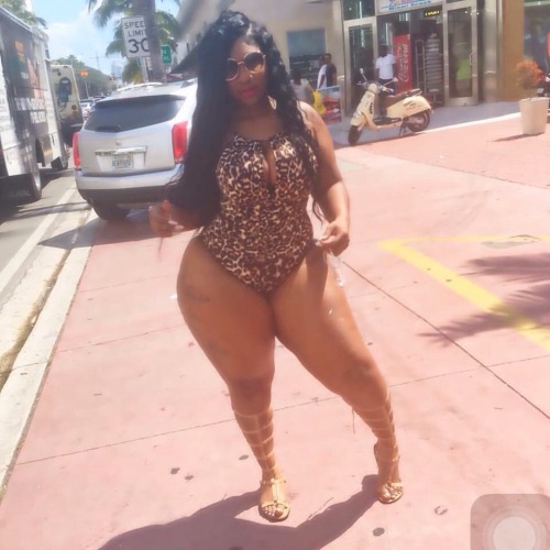 gurillaboythamane:  asshood97:  😍😍😍😍😍😍😍😍  SEXY BAD BITCHES