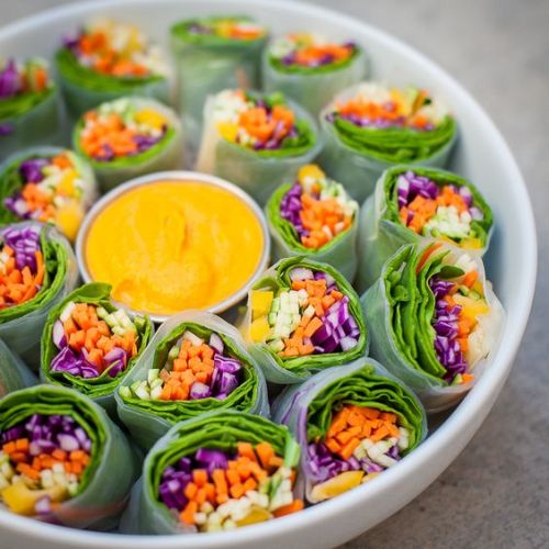 myhealthandfitnessmotivation:Veggie rolls:  Spinach, carrot, cucumber, red cabbage, mango